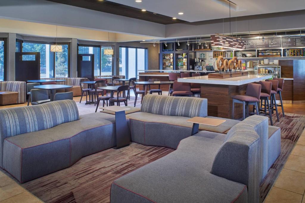 Courtyard by Marriott Detroit Warren image