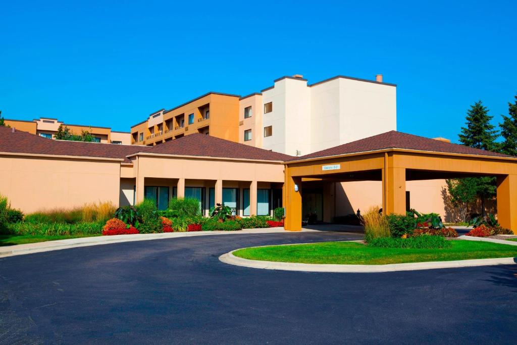 Courtyard by Marriott Chicago O'Hare image
