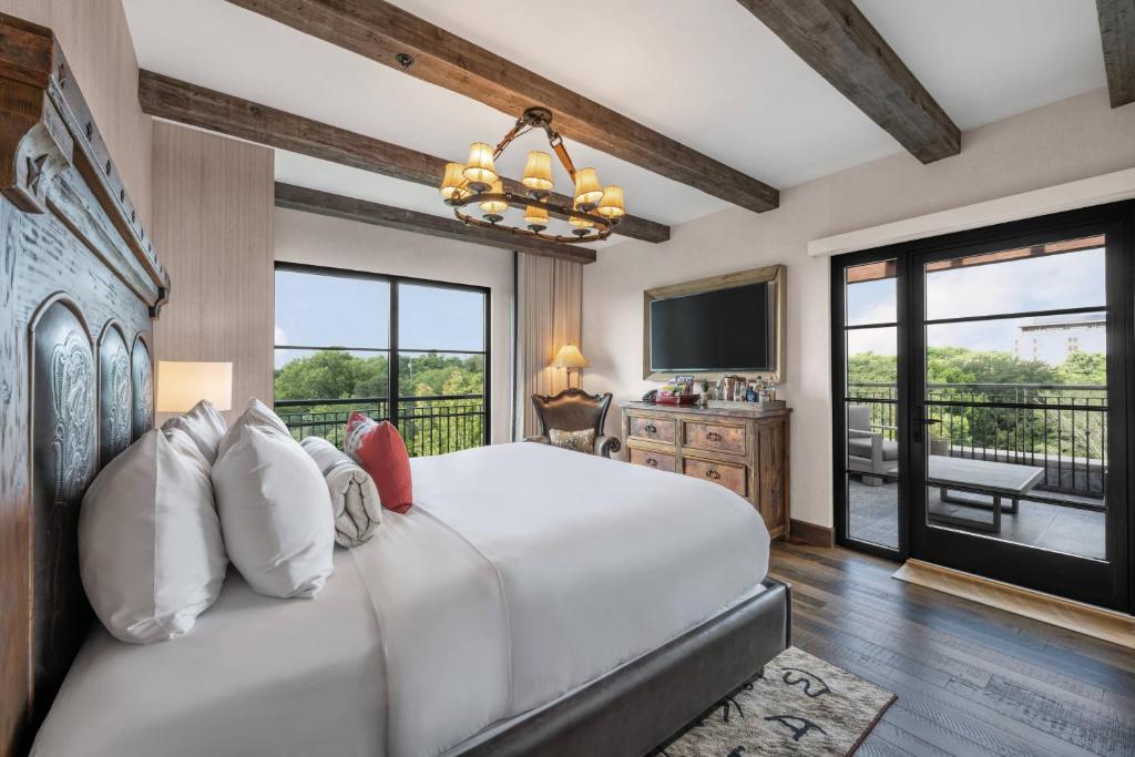 Hotel Drover, Autograph Collection - Tap to explore photos