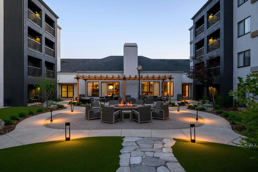 Courtyard by Marriott Downtown Boise image