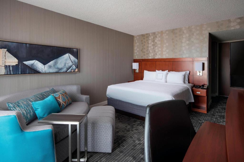 Courtyard by Marriott Denver Airport - Tap to explore photos
