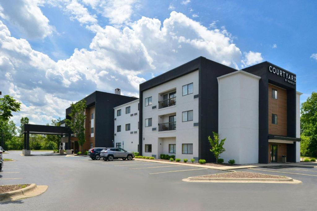 Courtyard by Marriott Detroit Utica image