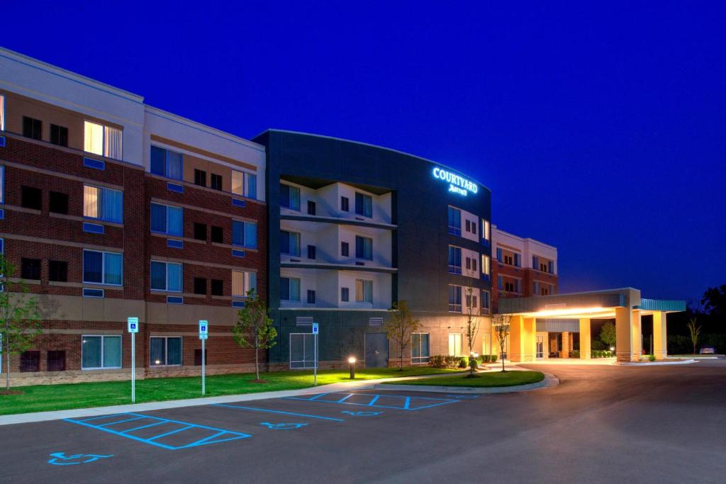 Courtyard by Marriott Detroit Farmington image