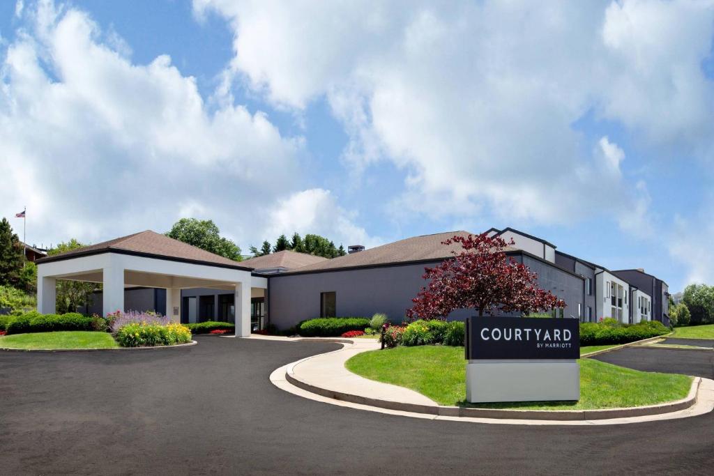 Courtyard by Marriott Pittsburgh Airport image