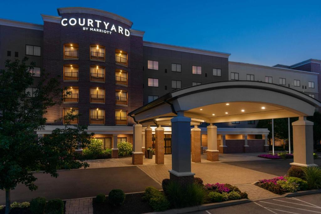 Courtyard Buffalo Airport image