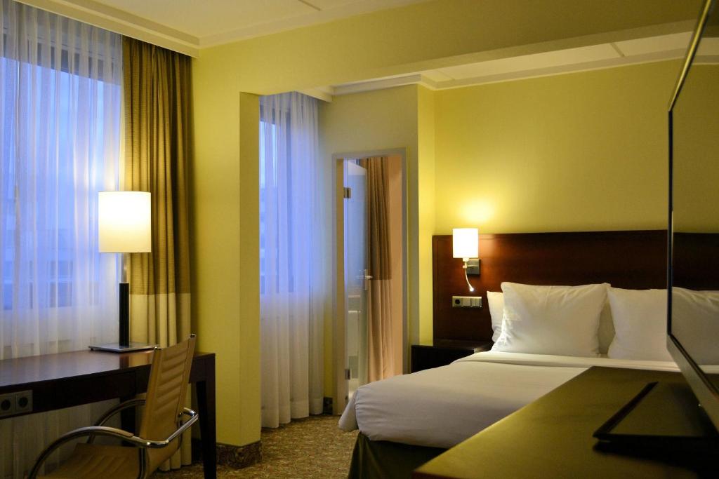 Courtyard by Marriott Dusseldorf Seestern - Tap to explore photos