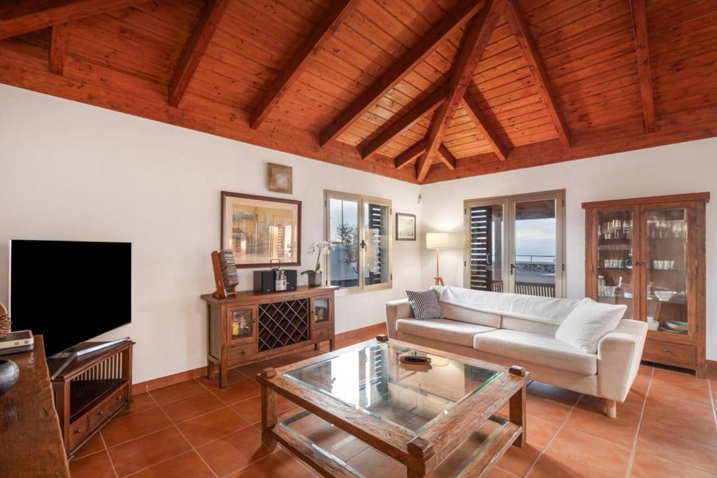 Casa Tagoro, facing the Ocean - Tap to explore photos