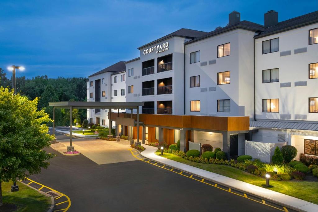 Courtyard By Marriott Danbury image