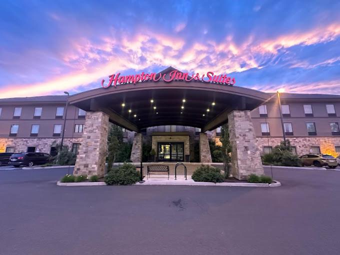 Hampton Inn & Suites Bend image