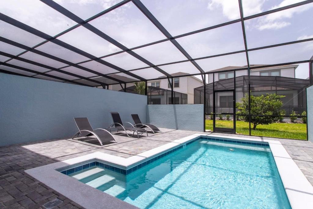 Splendid 5 Bd w/ Screened Pateo & Pool @ Windsor Westside 8921 image
