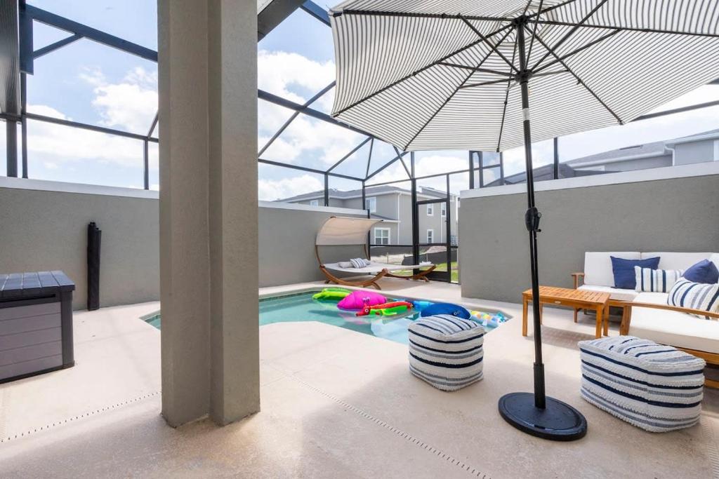 Luxurious Family-friendly 5 Bd 12 Guests w Screened Pool Close to Disney image
