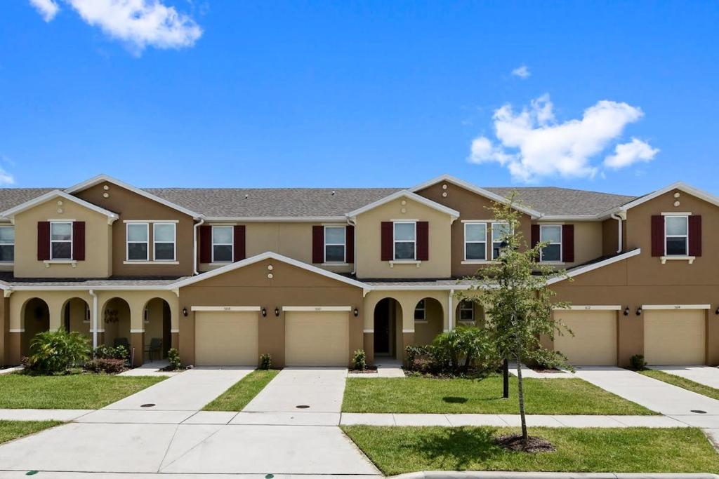 Stunning 4 Bd w Gameroom Close to Disney 5110 image