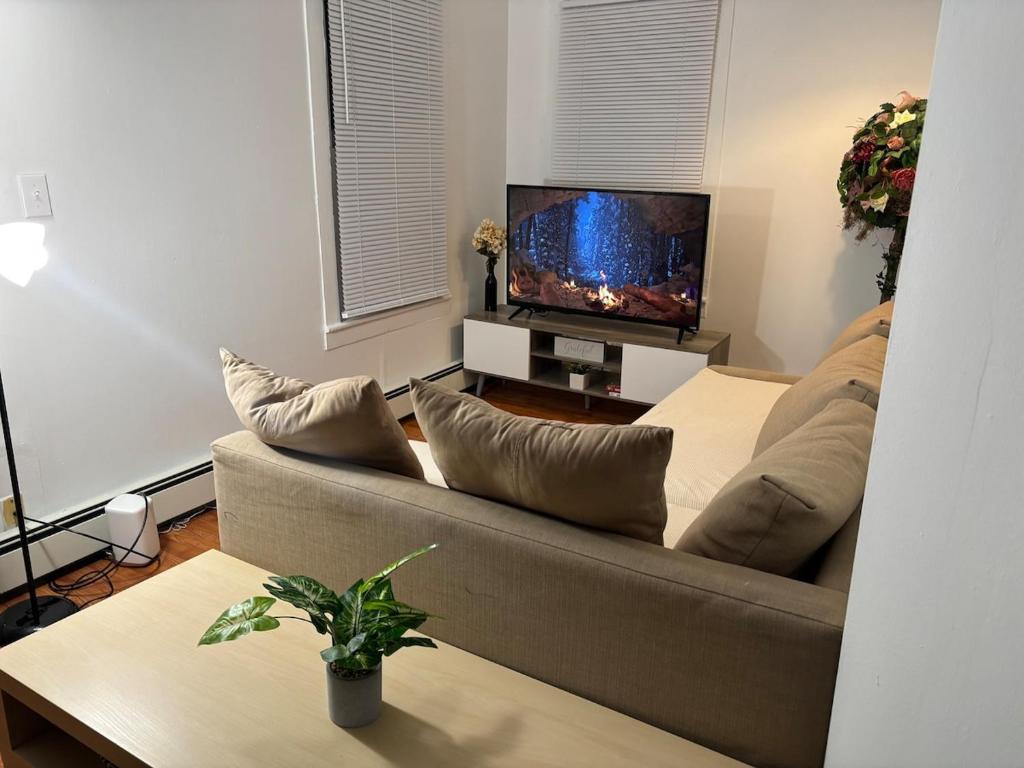 3 bed unit Retreat near Ann Arbor King Bed image