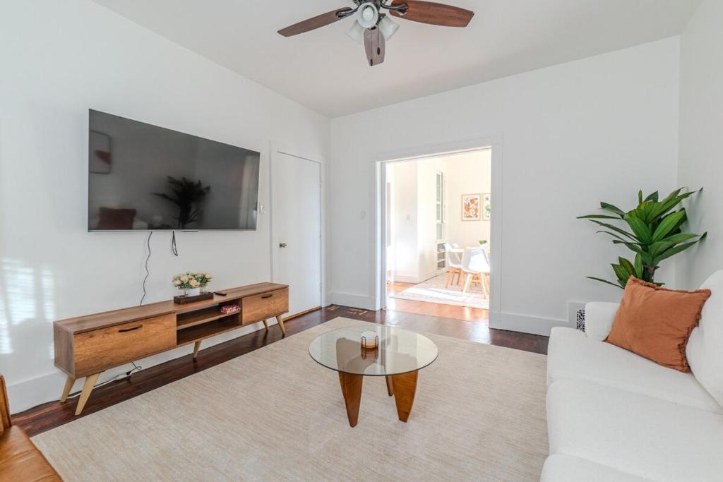 Harvard 3BDR- 5 Min Walk to Davis Sq - Free Parking image