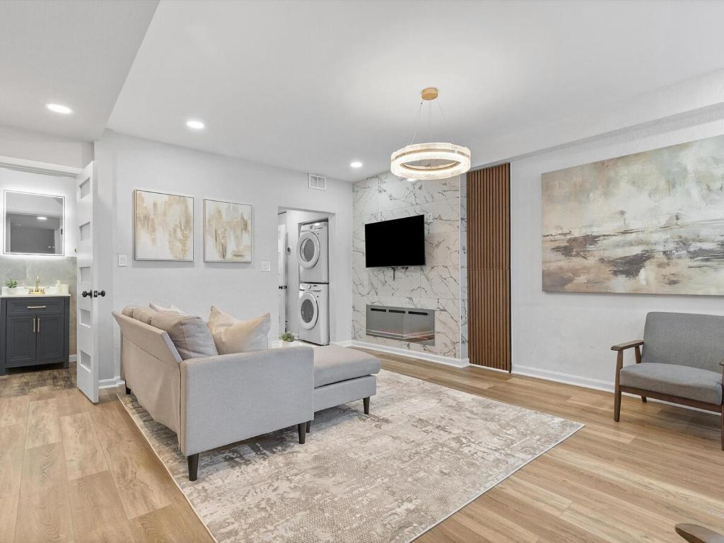 Lawrenceville Central !5 Spacious and Quiet Three Bedroom Apartment with Free Street Parking image