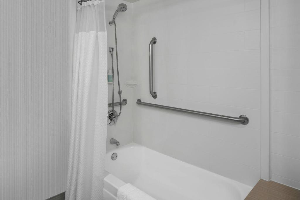 Courtyard by Marriott Cypress Anaheim/Orange County - Tap to explore photos