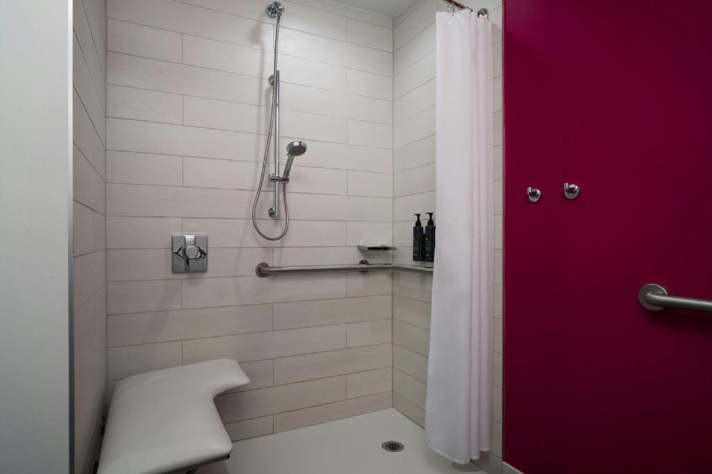 Aloft Sarasota by Marriott - Tap to explore photos