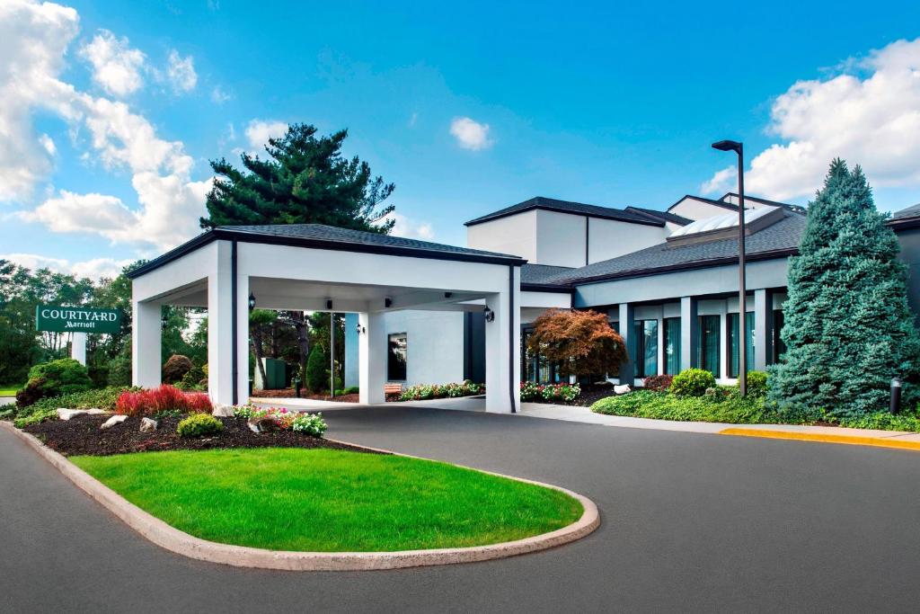 Courtyard by Marriott Newark Liberty International Airport image