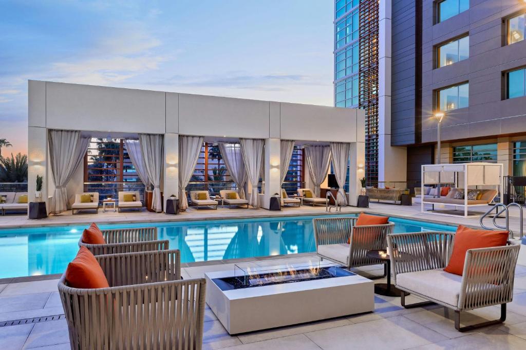 JW Marriott Anaheim Resort - Tap to explore photos