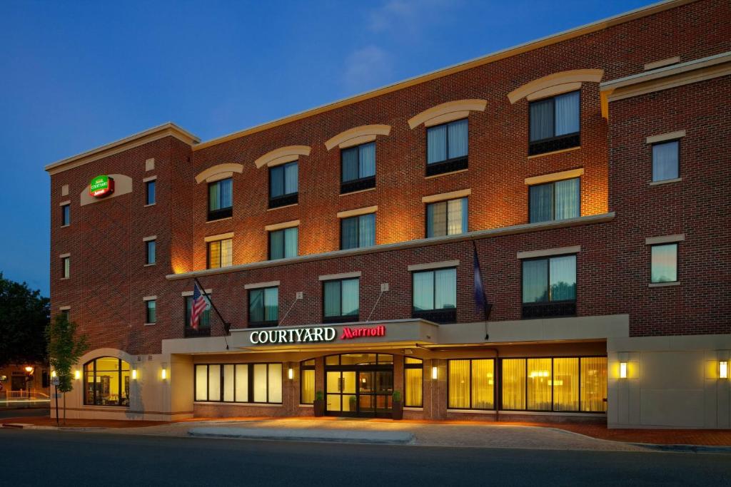 Courtyard by Marriott Fredericksburg Historic District image