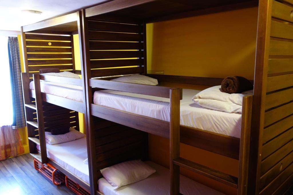Трехместный (Трехместный номер с общей ванной комнатой), Naughty Squirrel Backpackers Hostel