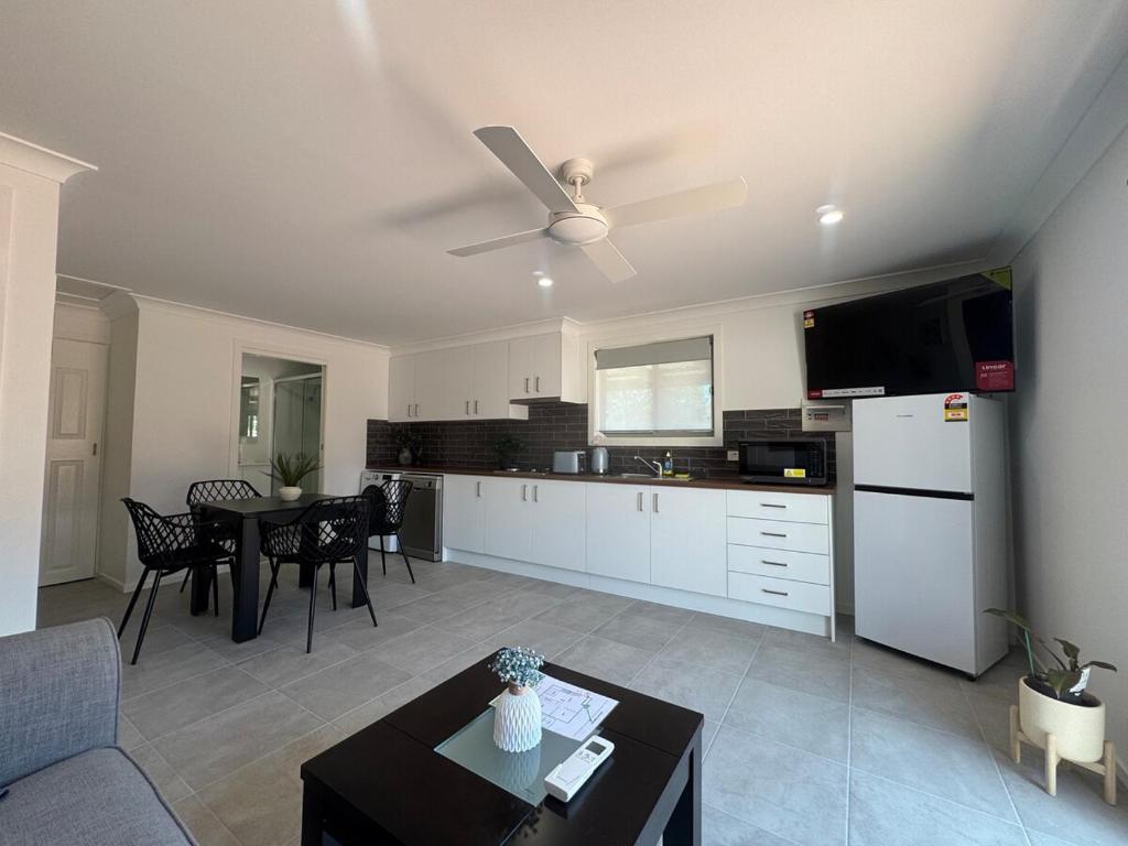 A newly renovated home and only 2 minutes to Highway - modern and handy photo 2