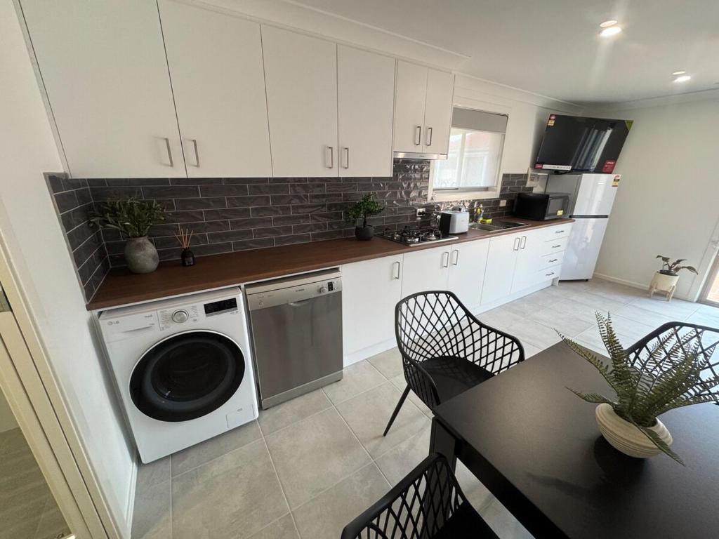 A newly renovated home and only 2 minutes to Highway - modern and handy photo 4