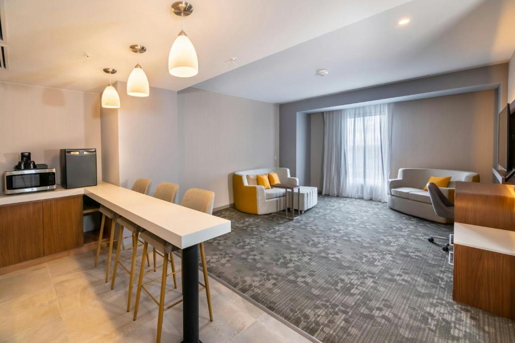 Courtyard by Marriott Mexicali - Tap to explore photos