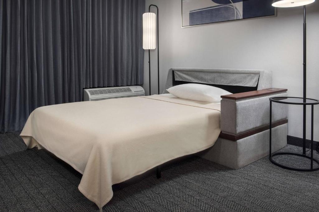Courtyard by Marriott Norwalk - Tap to explore photos