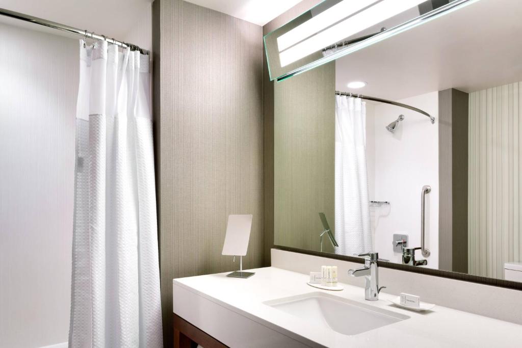 Courtyard by Marriott Sedona - Tap to explore photos