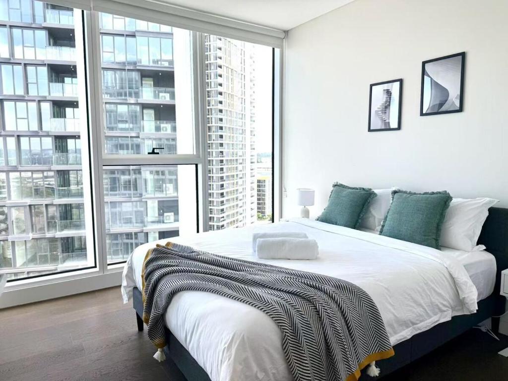 Olympic Park Gem 2 bedroom condo -Pool Gym Parking 17 photo 4