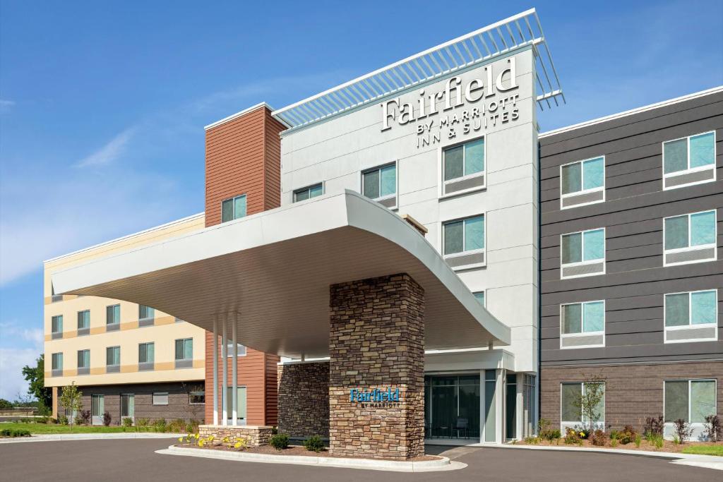 Fairfield Inn & Suites by Marriott Milwaukee West image