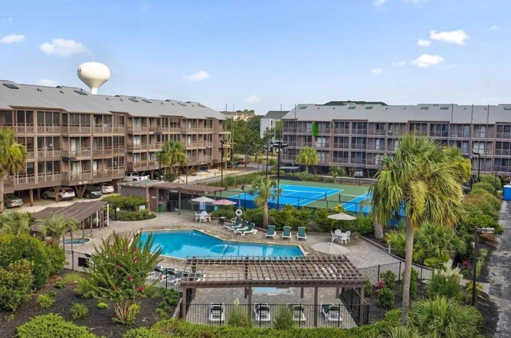 Beautiful 3 Bedroom Condo steps from Beach & Main St image