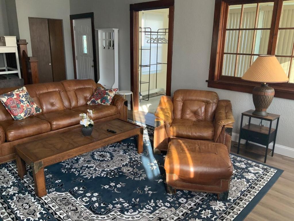 University Ave spacious boutique duplex image