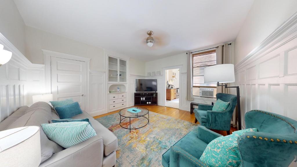 2br Retreat Near Boston College & Longwood image