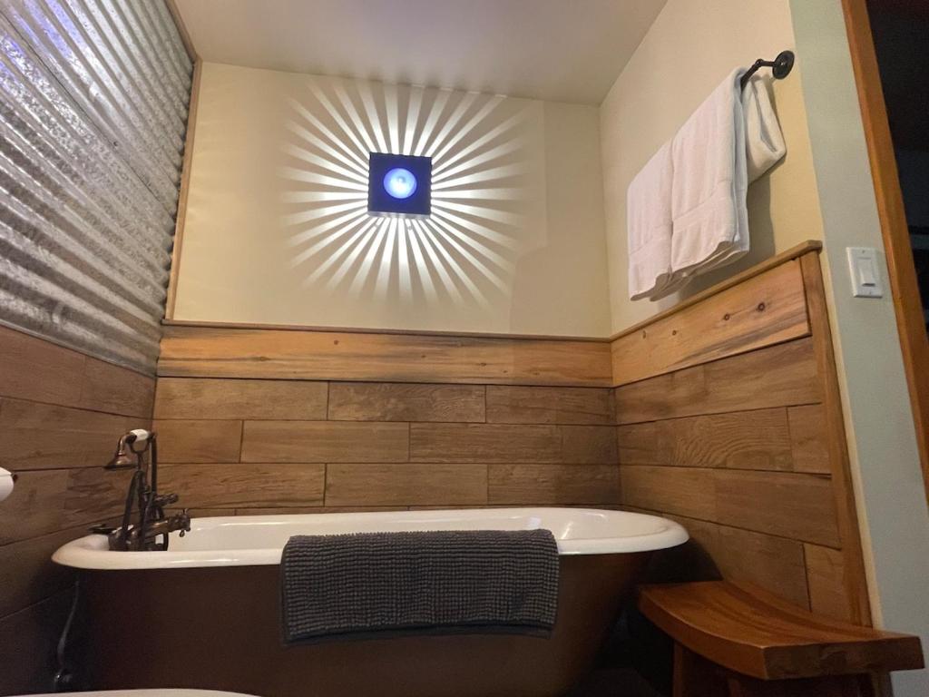 Cozy Spa Sanctuary - Steps to Restaurants and Shopping image