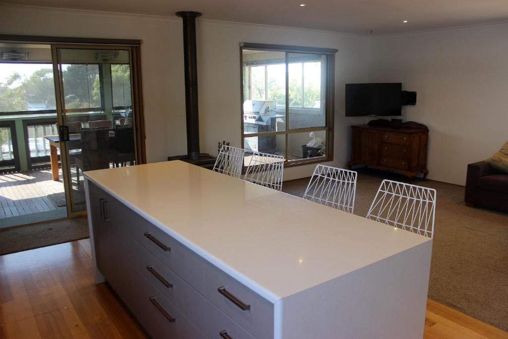 Eunoia at Smiths Beach photo 4