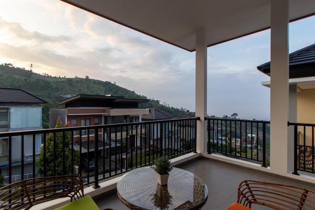 Family Only Villa Private Pool with City View - De Reiz Ara Syariah 4BR photo 3
