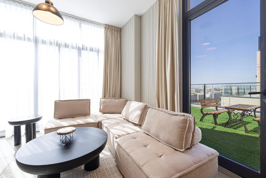 Luxury 1BR Penthouse with Skyviews photo 3
