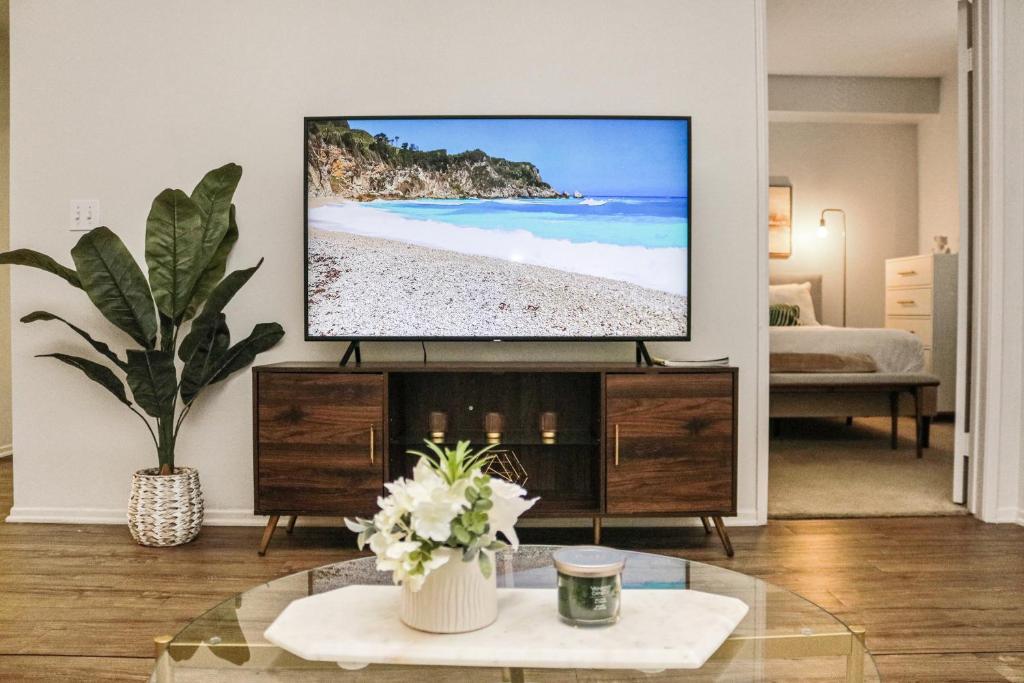 Luxe MDR apartment,Parking, Gym, Pool, jacuzzi,BBQ image