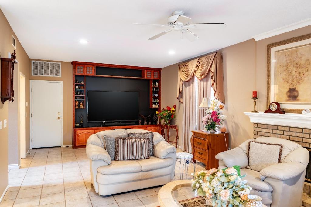 Spacious 3BR Retreat with Loft & Mountain Views image