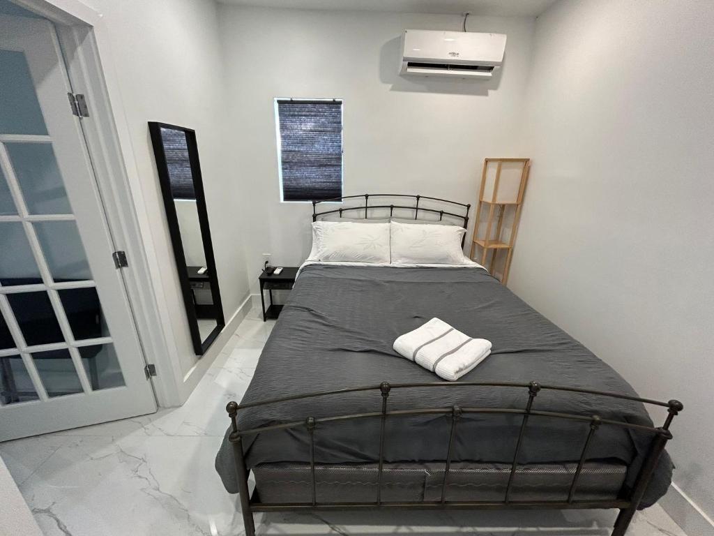 Huge Private Room, near the Airport - Free parking - 01 image