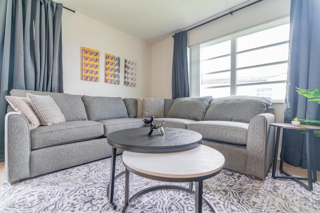 Modern Chic Getaway - Sleeps 11 - Palmwavestays image