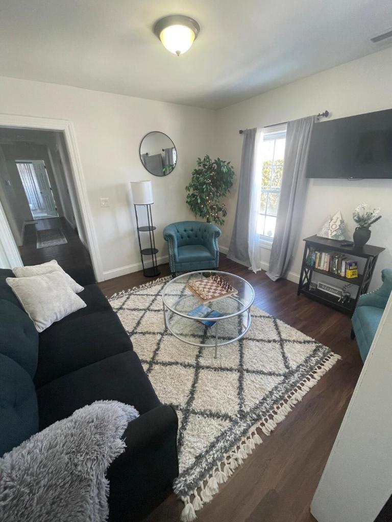 Sunny & Spacious 3BR, close to Worcester! image