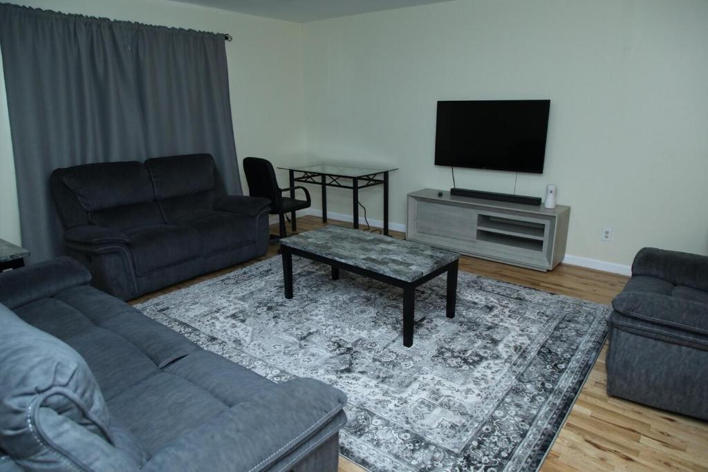 Spacious 3 Bedroom, 15 Min to EWR Airport and Parks image