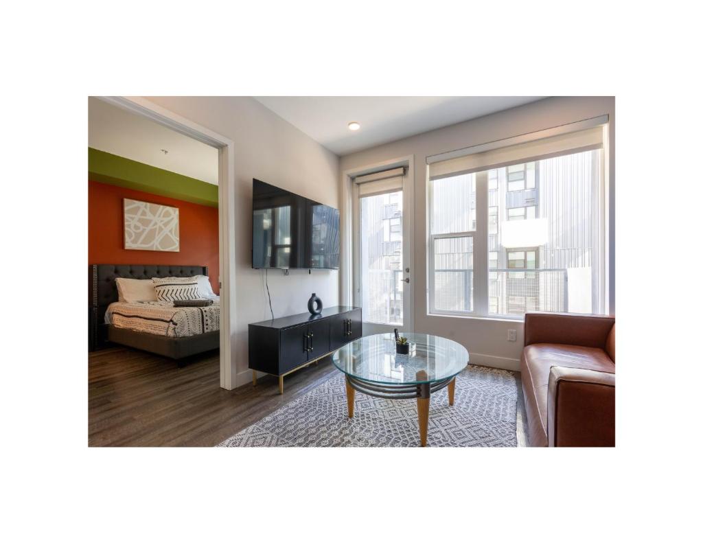 Modern Gem in Hollywood image