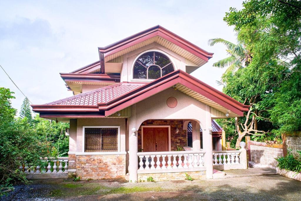 Spacious Family House in Tagaytay with Billiards, Garden, and Courtyard