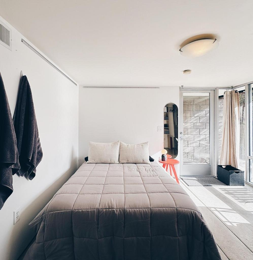Chic modern 1BR 1BA Suite image