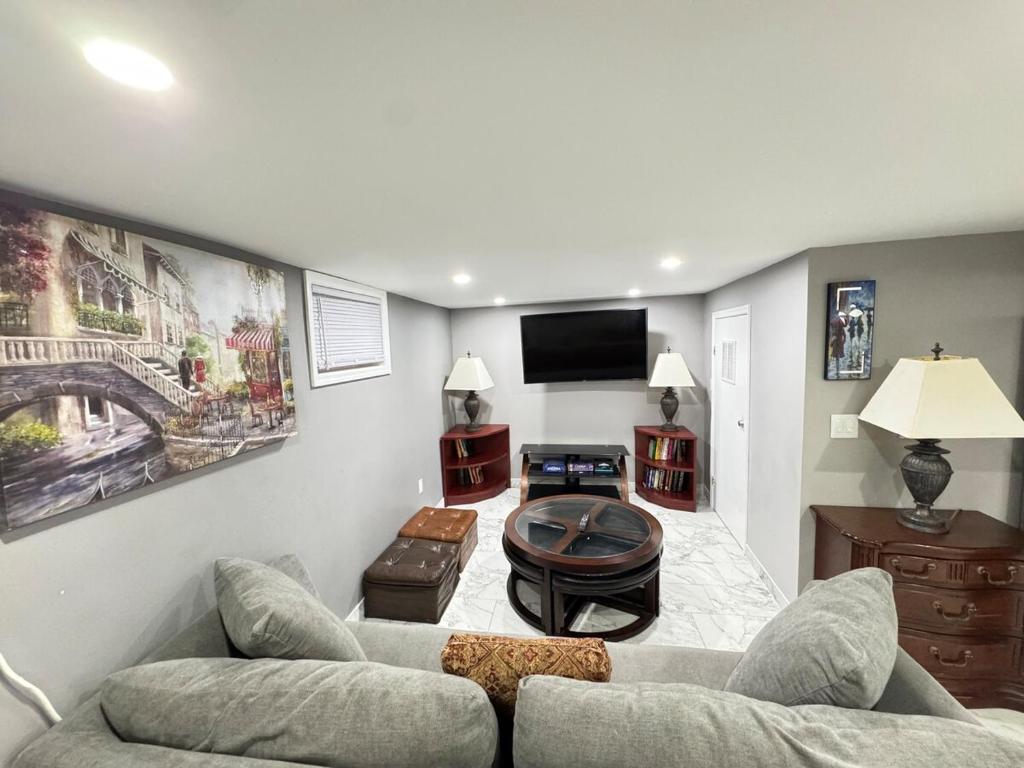 2-Bedroom Sleeps 6 Stay Near EWR & American Dream image