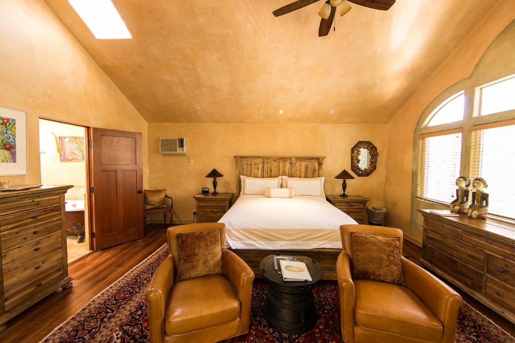 The Emerald Iguana Inn photo 3